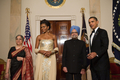 ワシントンD.C.（Washington D.C.）のホワイトハウス（White House）の庭園サウスローン（South Lawn）開かれたでインドのマンモハン・シン（Manmohan Singh）首相のの晩さん会に出席した（右から）バラク・オバマ（Barack Obama）米大統領、マンモハン・シン首相ミシェル（Michelle）米大統領夫人、グルシャラン・カウル（Gursharan Kaur）首相夫人（2009年11月24日撮影）。(c)AFP/Nicholas KAMM