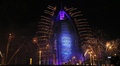 アラブ首長国連邦（UAE）のドバイ（Dubai）にある高級ホテル「ブルジュ・アル・アラブ（Burj Al Arab）」周辺で、同国の建国記念日と、2020年に開催される万国博覧会の開催地がドバイに決定したことを祝って打ち上げられた花火（2013年12月2日撮影）。(c)AFP/KARIM SAHIB
