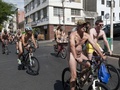南アフリカのケープタウン（Cape Town）で開催された、裸のサイクリングの参加者ら（2014年3月8日撮影）。(c)AFP/RODGER BOSCH
