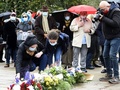 フランス・リールで開かれた、殺害された歴史教師のサミュエル・パティさんの追悼集会に参加し献花する人（2020年10月18日撮影）。(c)FRANCOIS LO PRESTI / AFP