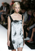 2007年9月9日、ニューヨーク市内で発表されたナルシソ・ロドリゲス（Narciso Rodriguez）の08年春夏コレクションに登場したモデルのターニャ・ディアヒリヴァ（Tanya Dziahileva）。(c)AFP/Getty Images Fernanda Calfat