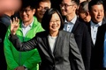 台湾・新北市の投票所で票を投じた後、手を振る民主進歩党の蔡英文総統（2020年1月11日撮影）。(c)AFP/Sam Yeh