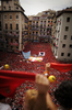 1週間にわたる牛追いが有名なスペイン北部パンプロナ（Pamplona）の祭りサン・フェルミン（San Fermin）が6日正午、「チュピナソ」と呼ばれる花火の打ち上げとともに始まりを告げた。

写真は市庁舎前で行われた「チュピナソ」を祝うために伝統の赤いスカーフを手に集まった人たち（2012年7月6日撮影）。(c)AFP/Pedro ARMESTRE