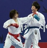 第17回アジア競技大会（17th Asian Games、Asiad）空手女子組手68キロ級準決勝に臨む植草歩（Ayumi Uekusa、左、2014年10月2日撮影）。(c)AFP/ROSLAN RAHMAN