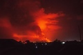 コンゴ民主共和国の北キブ州の州都ゴマから撮影した、噴火するニーラゴンゴ火山（2021年5月22日撮影）。(c)Moses Sawasawa / AFP