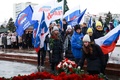 ロシアの占領下にあるウクライナ東部マキイフカ地域でウクライナからの攻撃で多数死亡したとされるロシア兵に花を手向ける人々。ロシア・サマラで（2023年1月3日撮影）。(c)Arden Arkman / AFP