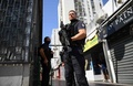 仏ニーム・ピスバン地区を警護する警察官（2023年8月22日撮影）。(c)NICOLAS TUCAT / AFP