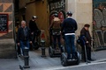 スペイン・バルセロナの旧市街、ゴシック地区で、電動立ち乗り二輪車のセグウェイで観光客が通り過ぎるのを待つ松葉づえの男性（2017年2月17日撮影）。(c)AFP/PAU BARRENA