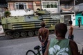 ブラジル・リオデジャネイロ（Rio de Janeiro）のファベーラ（スラム街）、マレ地区（Mare）で、警察の作戦を支援するブラジル海軍の装甲車（2014年3月30日撮影）。(c)AFP/YASUYOSHI CHIBA