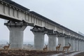 ケニアのナイロビ国立公園内で建設が進められている高架鉄道とすぐそばを歩くインパラ（2018年11月21日撮影）。(c)Photo by Yasuyoshi CHIBA / AFP