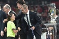 UEFAスーパーカップ、リバプール対チェルシー。欧州サッカー連盟のアレクサンデル・チェフェリン会長（右）からメダルを受け取るステファニー・フラパール主審（2019年8月14日撮影）。(c)OZAN KOSE / AFP