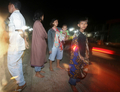 2007年9月13日、インドネシア・北ブンクル（North Bengkulu）地区Ipuhで、余震を感じて戸外に避難する住民。(c)AFP/ADEK BERRY