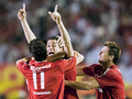 サッカーリベルタドーレス杯2010（Copa Libertadores de America 2010）は18日、決勝の第2戦がブラジルのポルトアレグレ（Porto Alegre）で行われ、インテルナシオナウ（Internacional、ブラジル）がCDグアダラハラ（Club Deportivo Guadalajara、メキシコ）を3-2で下し、2試合合計5-3で2度目の優勝を果たした。写真は後半30分に逆転ゴールを決め、チームメイトと喜ぶインテルナシオナウのレアンドロ・ダミオン（Leandro Damiao da Silva dos Santos、中央）。（2010年8月18日撮影）(c)AFP/ANTONIO SCORZA
