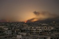 シリアの首都ダマスカス近郊の反体制派支配地区、東グータのイルビンで、政府軍による空爆で現れた光と煙（2018年3月11日撮影）。(c)AFP PHOTO / Ammar SULEIMAN