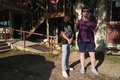 米テキサス州ユートピアの学校に通うジェイソン・ベネットさん（左）と母親のシュガー・ベネットさん（2022年5月26日撮影）。(c)Allison Dinner / AFP