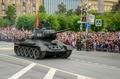 ロシアの首都モスクワで行われた旧ソ連の対ナチス・ドイツ戦勝73年を記念する軍事パレードに登場したT34戦車（2018年5月9日撮影）。(c)AFP PHOTO / Mladen ANTONOV
