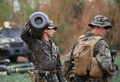 フィリピンの首都マニラ北方での軍事演習で、対戦車ミサイル「ジャベリン」を運ぶ米海兵隊（2023年4月13日撮影）。(c)Ted ALJIBE/AFP