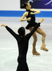 世界フィギュアスケート国別対抗戦2012（World Team Trophy Figure Skating Championship 2012）が20日、東京で2日目が行われ、ペア・ショートプログラム（SP）で高橋成美（Narumi Takahashi）/マービン・トラン（Mervin Tran）組は64.92点を記録し、首位に立った。

演技に臨む高橋成美/マービン・トラン組（2012年4月20日撮影）。(c)AFP/TOSHIFUMI KITAMURA
