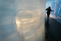 スイス・グレッチ近郊で、断熱シートで覆われたローヌ氷河内部の氷穴を訪れた観光客（2015年7月14日撮影）。(c)AFP/FABRICE COFFRINI
