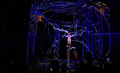 米著名奇術師でスタントマンのデビッド・ブレイン（David Blaine）氏は、ニューヨーク（New York）市内で「エレクトリファイド（Electrified、帯電）」と銘打った最新パフォーマンスを開始した。高圧電流の中で、三日三晩耐えるのが目標だとしている（2012年10月5日撮影）。(c)AFP/Emmanuel DUNAND