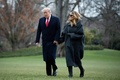 米大統領専用ヘリコプター「マリーンワン」でホワイトハウスに帰還したドナルド・トランプ大統領（左）と妻のメラニア氏（2020年12月31日撮影）。(c) Brendan Smialowski / AFP