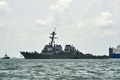 シンガポール沖合でタンカーと衝突し、損傷して穴ができた米海軍の駆逐艦「ジョン・S・マケイン」。シンガポールのチャンギ海軍基地沖で（2017年8月21日撮影）。(c)AFP/ROSLAN RAHMAN