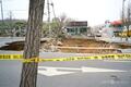 ソウルの路上に巨大な陥没穴、バイク運転手が転落死 韓国の首都ソウルの道路に出現した陥没穴(2025年3月25日撮影)。(c)Anthony WALLACE/AFP