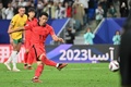 サッカーアジアカップ、準々決勝、オーストラリア対韓国。PKから同点ゴールを決める韓国の黄喜チャン（2024年2月2日撮影）。(c)HECTOR RETAMAL / AFP