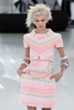 フランス・パリ市内で発表された「シャネル（CHANEL）」14年春夏オートクチュールコレクション（2014年1月21日撮影）。(c)AFP/PATRICK KOVARIK