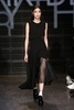 米ニューヨーク市内で発表された「DKNY」15/16年秋冬コレクション（2015年2月15日撮影）。(c)AFP/Getty Images/Neilson Barnard