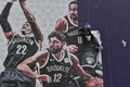 中国・上海で、米プロバスケットボール協会（NBA）のブルックリン・ネッツとロサンゼルス・レイカーズのプレシーズン戦のポスターをはがす作業員（2019年10月9日撮影）。(c)HECTOR RETAMAL / AFP