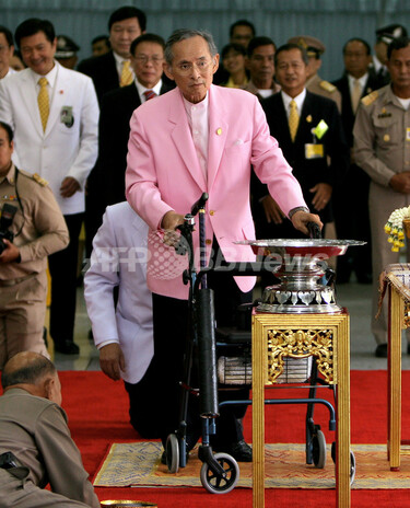 タイのプミポン国王、25日ぶりに国民の前に 写真3枚 国際ニュース