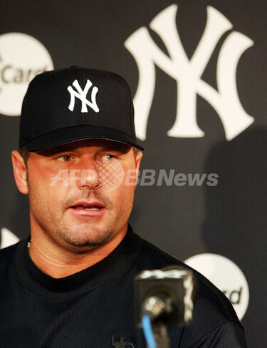 07MLB＞クレメンス ヤンキースタジアムで入団会見 - 米国 写真6枚 国際