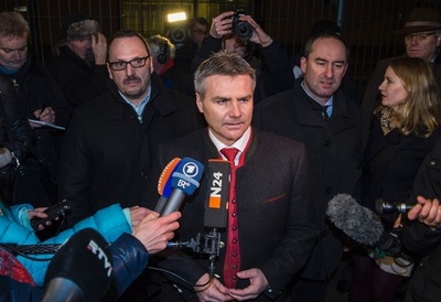 独南部の町、難民乗せたバスを首相府に送り込み抗議