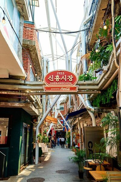 ソウル・新興市場がMZ世代の新スポットに…コカ・コーラとコラボ、「赤く」生まれ変わる