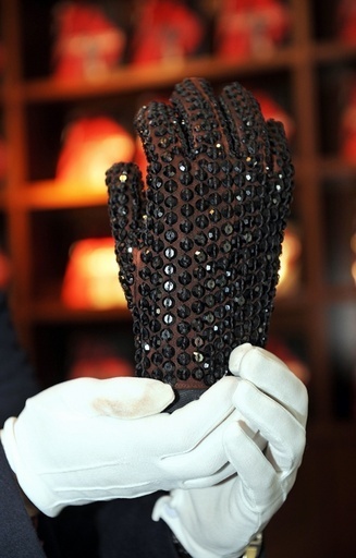 M・ジャクソンさんの黒手袋、最高額の約20万ドルで落札