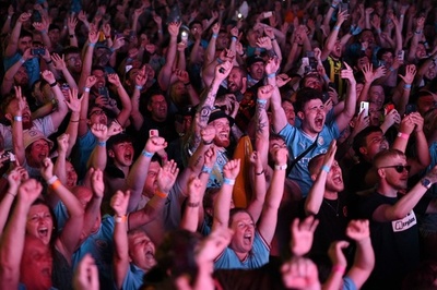 マンC初の欧州CL制覇に歓喜！ 英マンチェスターのPV会場