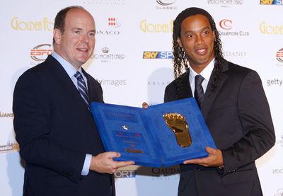 ロナウジーニョ ゴールデンフットアワードを受賞