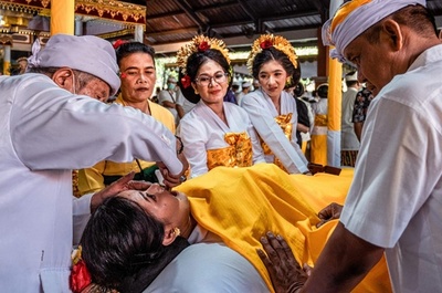 成人の印に歯を削るバリ・ヒンズー教の儀式 インドネシア