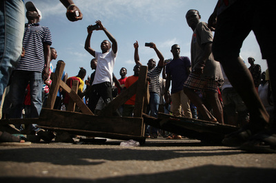 拉致された少年少女15人、見張りが寝ている隙に脱出 ナイジェリア