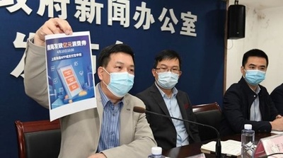 中国、「消費券」で経済回復を後押し 起爆剤になるか