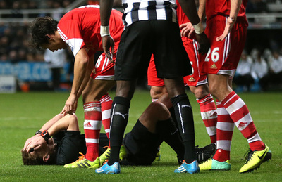 ニューカッスル戦で主審が負傷、試合は続行