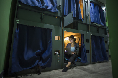 カプセルシェアハウスに暮らすLAの若者 日本のホテルがヒントに