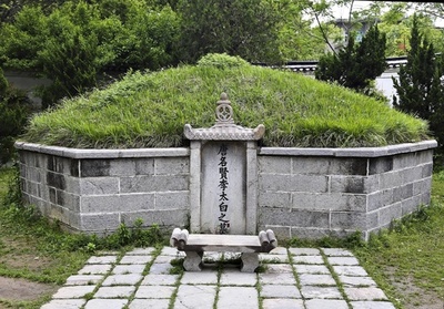李白に酒、孔明に花をお供え 中国で歴史人物の墓参りがブームに