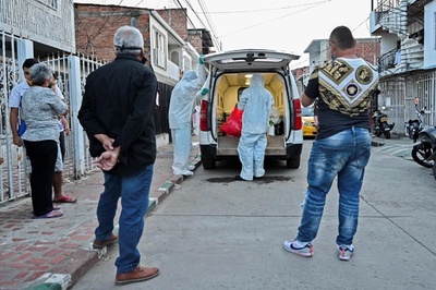 自宅で収容される遺体…搬送見つめる遺族たち コロナ感染拡大のコロンビア