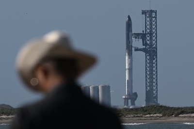 スペースX、世界最大ロケット打ち上げを直前に延期