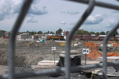 カナダ原油輸送列車脱線から1年、復興計画に揺れる住民たち