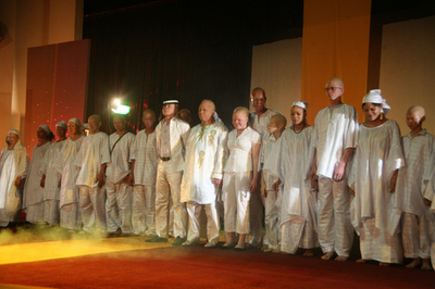 アルビノ救済のためのチャリティ番組収録、地元アーティストも出演