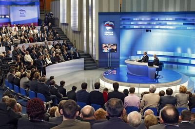 プーチン首相、テレビで国民と対話 メドベージェフ大統領はブログで