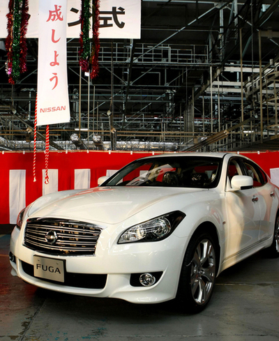 日産・高級セダン｢フーガ｣、生産開始式